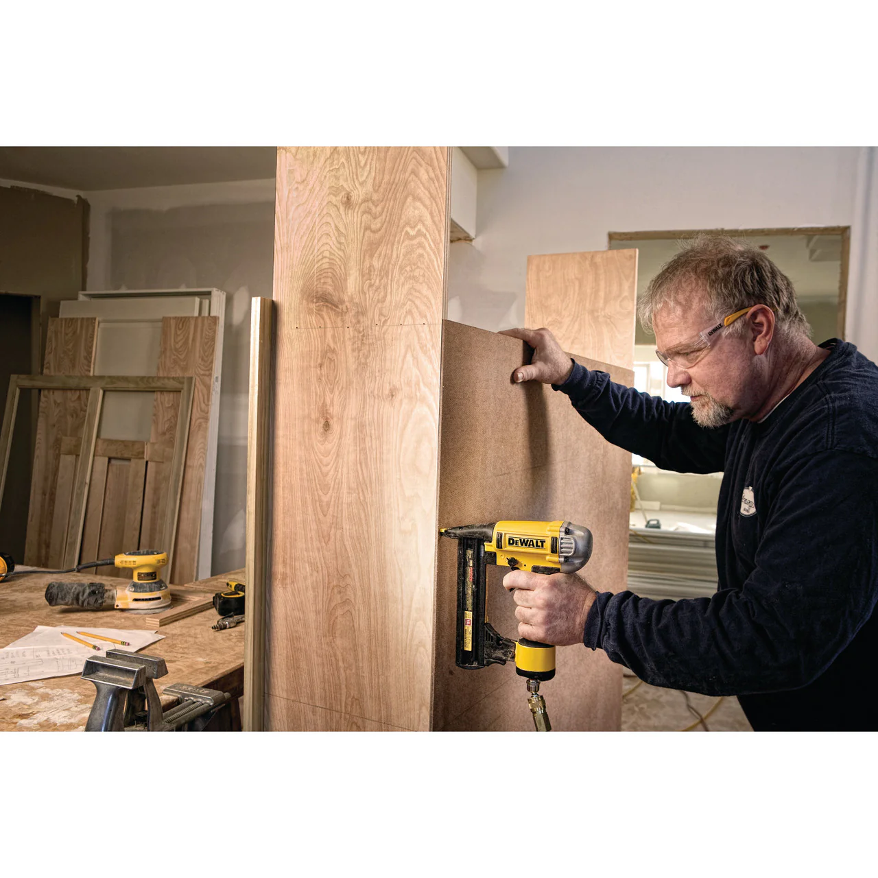 DEWALT 18G CROWN STAPLER 1/4" - Image 2